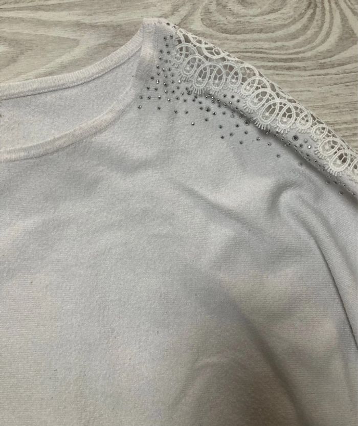 Pull blanc avec manche brodé - photo numéro 3