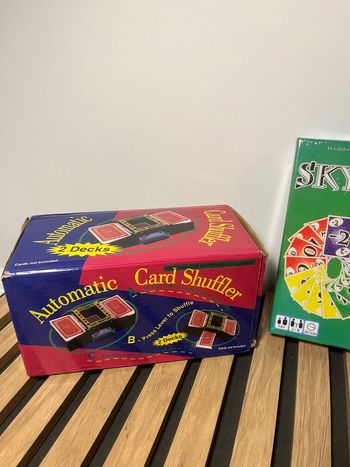 Jeu de société SKYJO neuf + mélangeur de cartes neuf.
