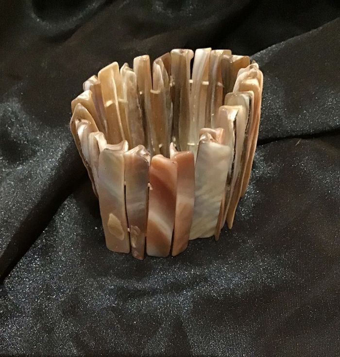 Belle manchette en nacre - photo numéro 2