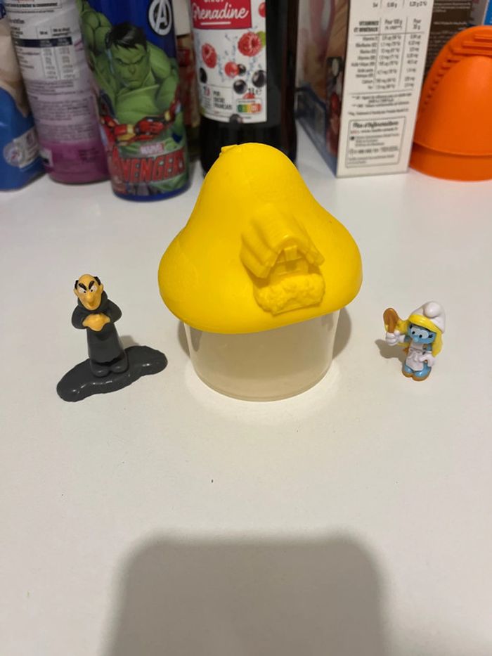 Lot de 2 figurines les Schtroumpfs + 1 maison