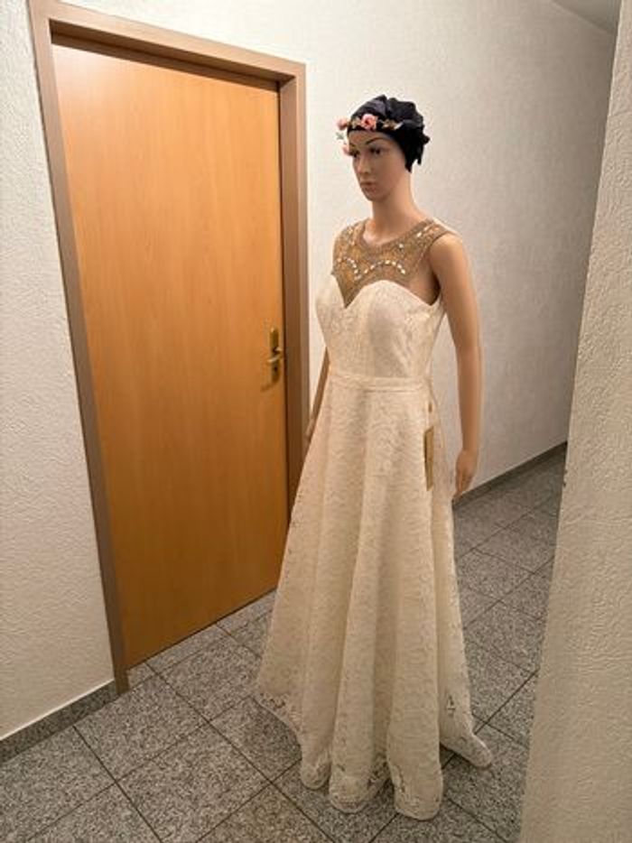 Robe de  cérémonie en dentelle de couleur ivoire