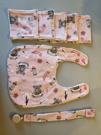 Lot bavoir, lingettes et attache tétine 