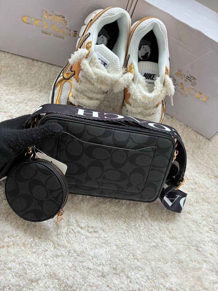 Sac Coach Noir Motif Signature: Chic et Fonctionnel" - photo numéro 4