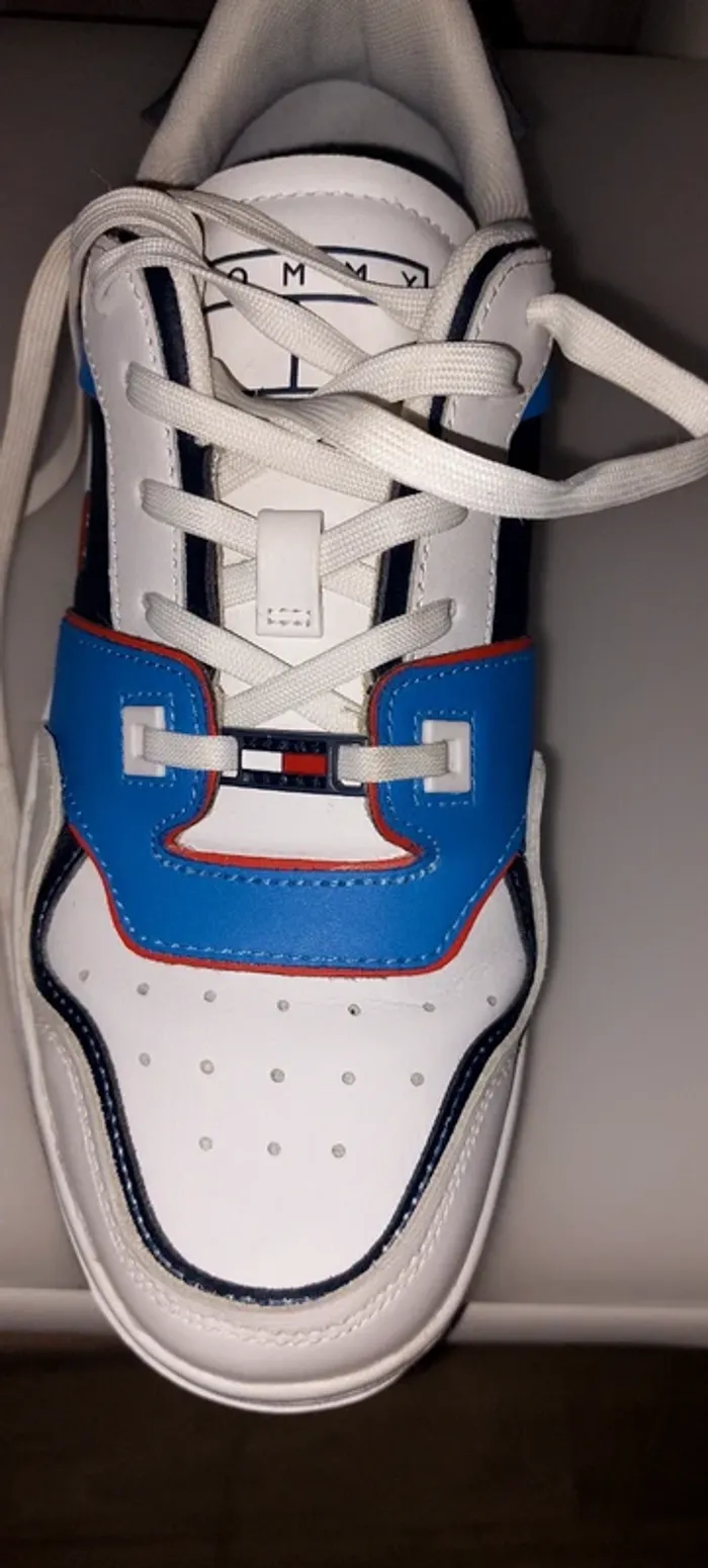 Basket Tommy Hilfiger blanches- pointure 43-tres bon état - photo numéro 4