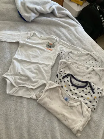 Cinq body manches longues 6 mois