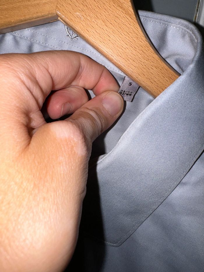 Chemise Izac  Neuve sans étiquette Valeur 99 euros Taille 5 (43-44) - photo numéro 3