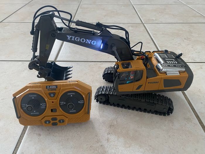 Pelleteuse telecommande avance recule tourne pivote bras articulé