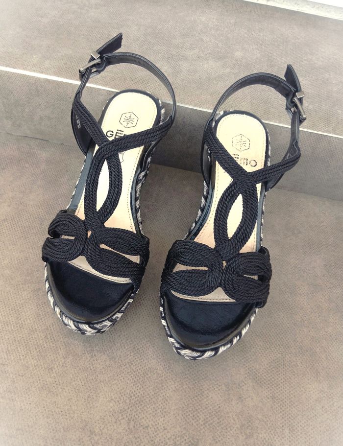 Escarpins / Sandales à talon compensé et brides en cordelette - photo numéro 4