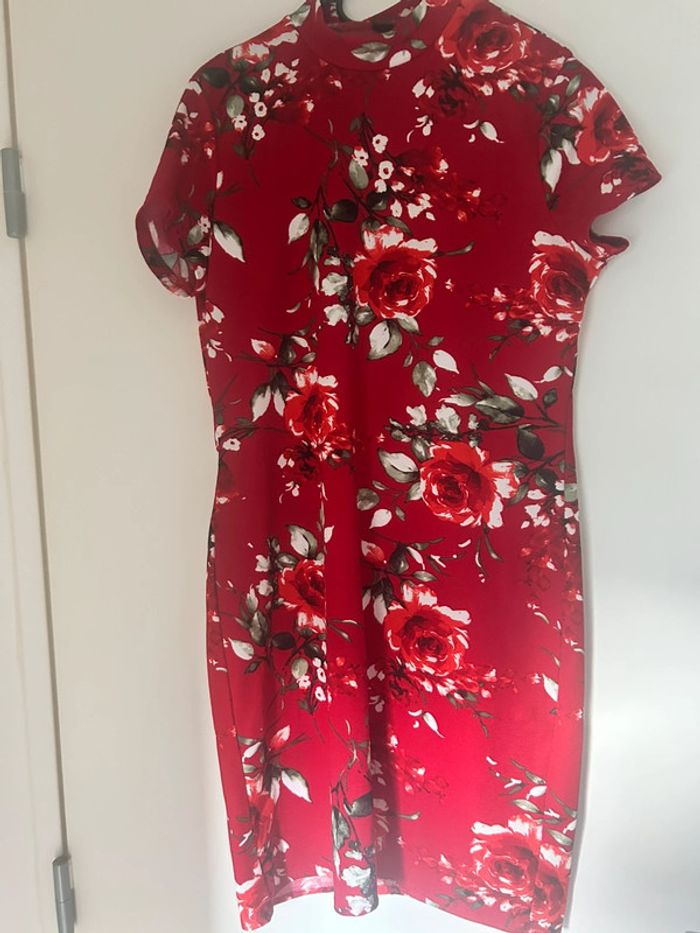 Robe fleurie rouge taille M