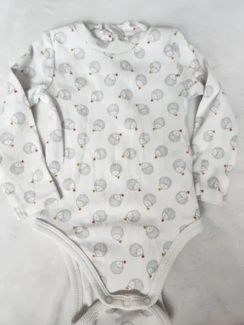 Mignon body côtelé blanc motifs hérissons bebe fille ou garçon automne hiver Obaibi 9 mois