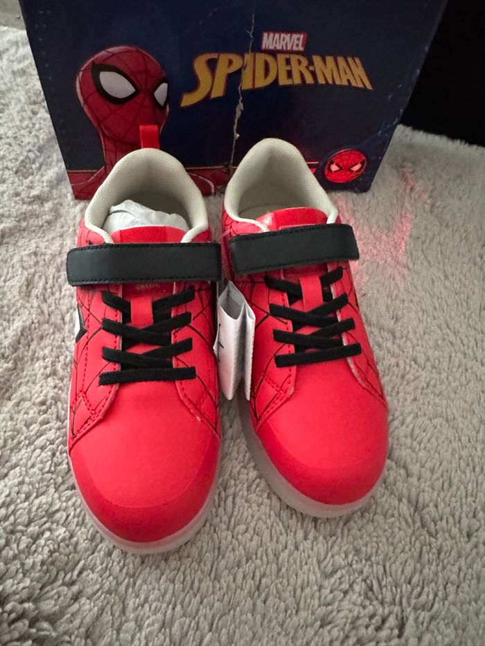 Basket lumineuse Marvel Spiderman taille 29 - photo numéro 2