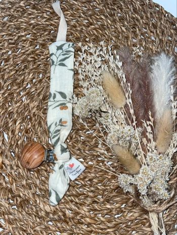 Jolie attache tétine faite main tissu en coton fleuri
