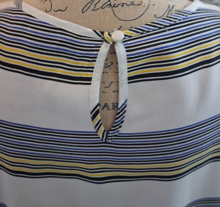 Blouse avec les épaules ouvertes blanche à rayures - photo numéro 6