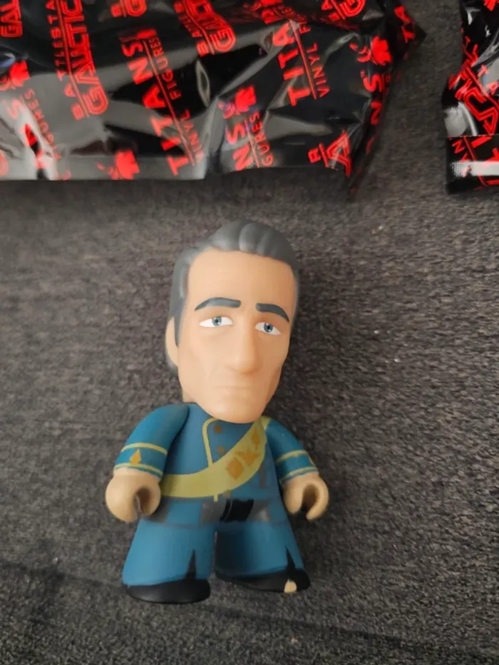 Battlestar Galactica Titans Vinyl Figures Scar et Admiral Adama - photo numéro 3