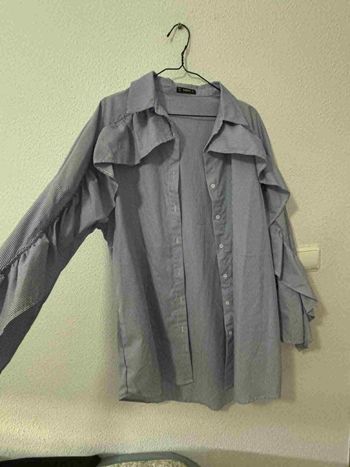 Chemise bleu a rayure - taille L - froufrou sur les manches