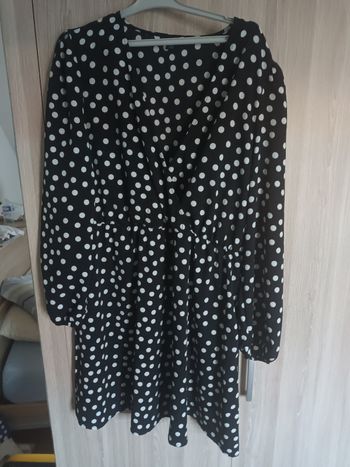 Robe noire à pois blanc