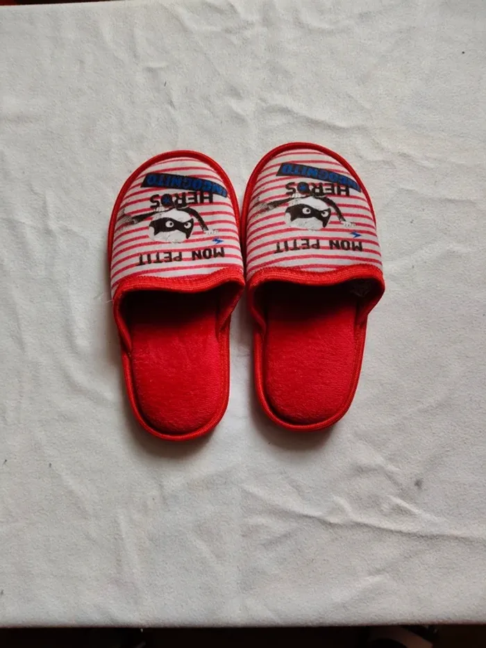 Chaussons rouge neuf garçon taille 32 tisaia