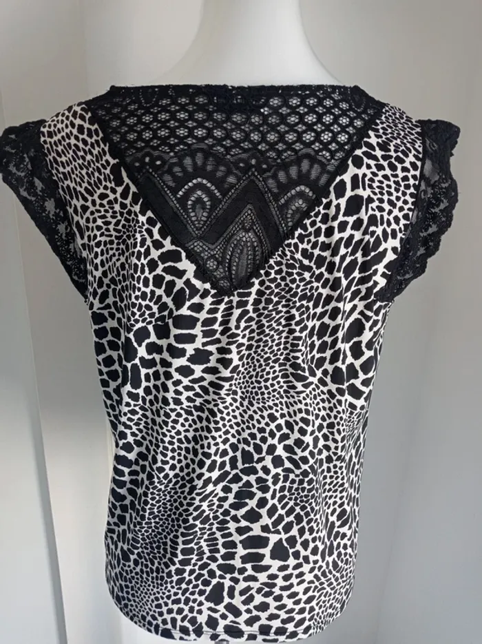 Magnifique haut débardeur beige blanc cassé et dentelle noire motif fantaisie T.40 Camille de Paris - photo numéro 4