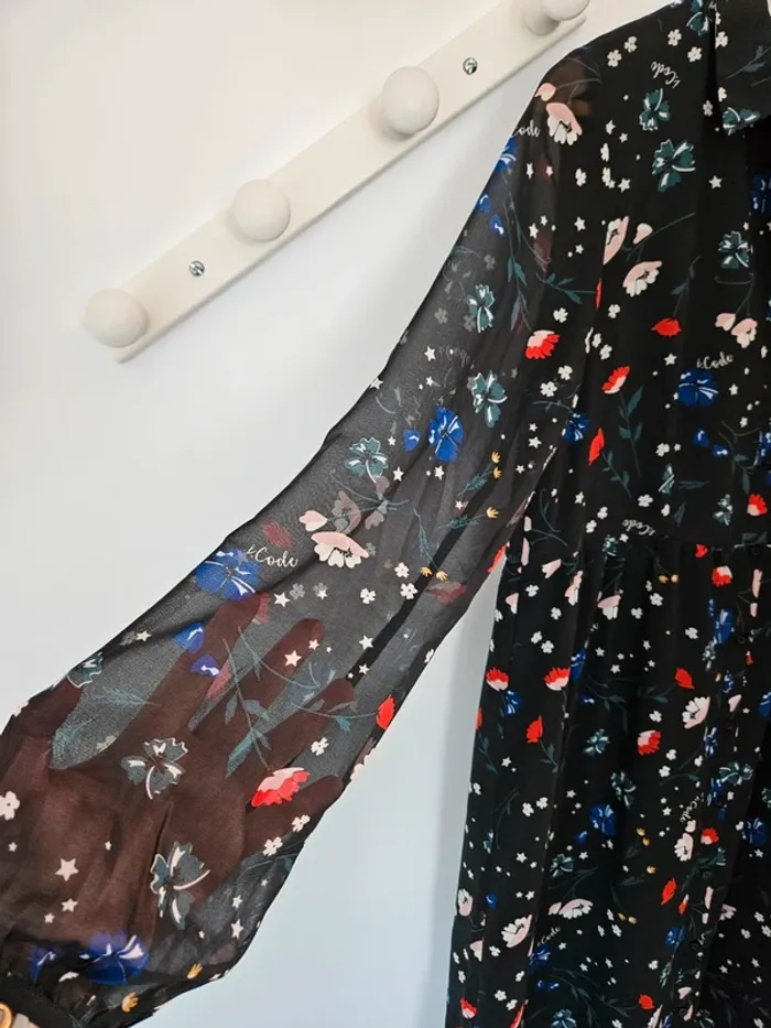 Jolie robe noire avec fleurs - photo numéro 5