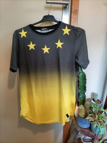 Tshirt jaune et noir étoiles