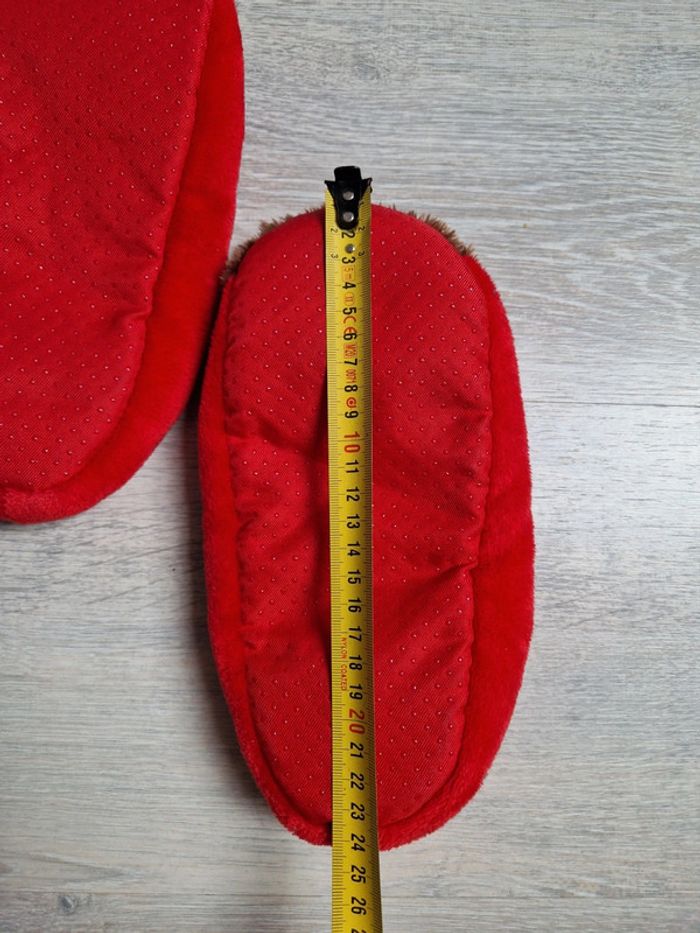 Chaussons neufs antidérapants rouge avec motif renne - photo numéro 3