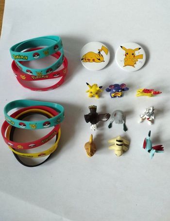 Lot Pokémon figurines bracelets badges