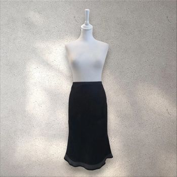 Jupe mi-longue fluide noir et grise taille 36