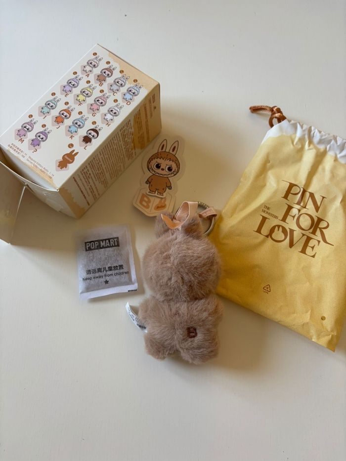 PopMart Labubu The Monsters Pin For Love « B » - photo numéro 2