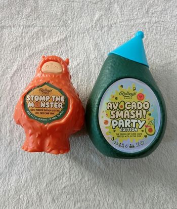 Un jeu de cartes avocado et un jeu de cartes stomp the monster