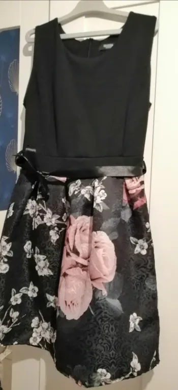 Robe noire fleurie