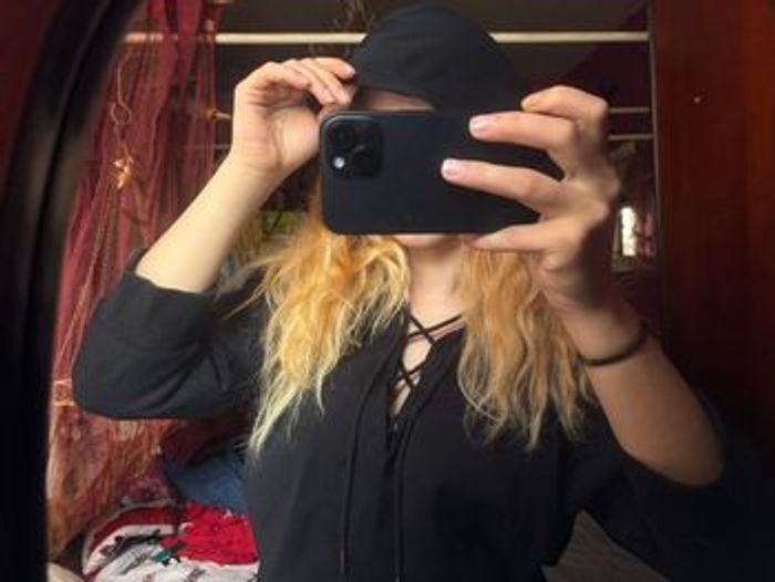 Sweat à capuche Puma noir - Détails lacets et logo doré - photo numéro 4