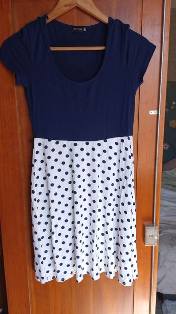 Petite robe courte bleue et blanche à pois bleus