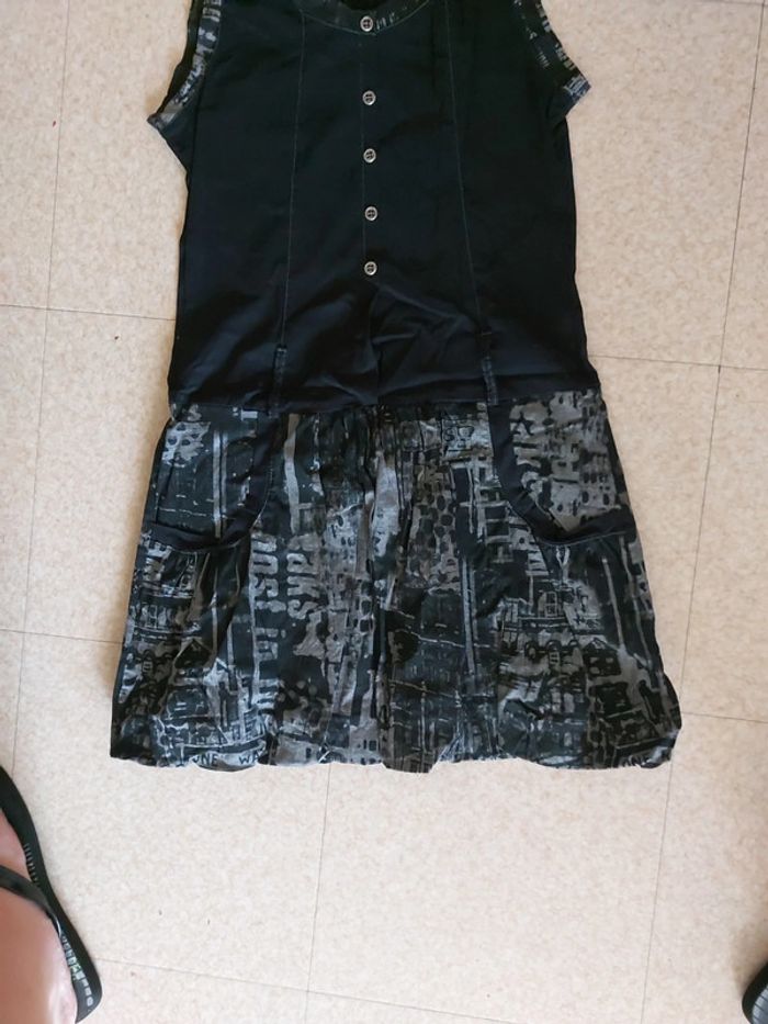 Robe courte très bon état - photo numéro 3