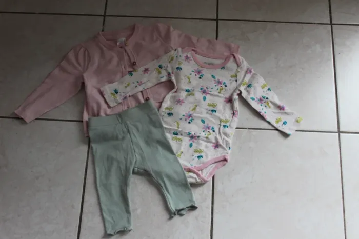 ensemble composé de trois pièces taille 6 mois