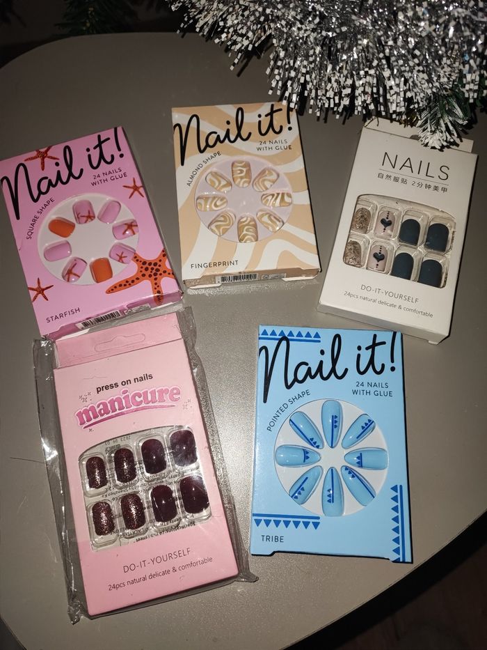 Lot de faux ongles / Press on nails – NEUF