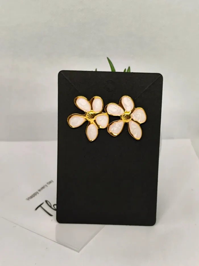 Boucles d'oreilles fleur dorées et blanches nacrées - photo numéro 5