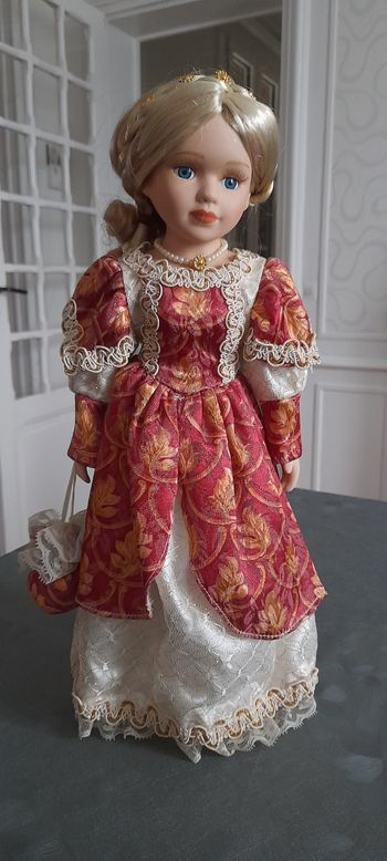 Poupée en porcelaine