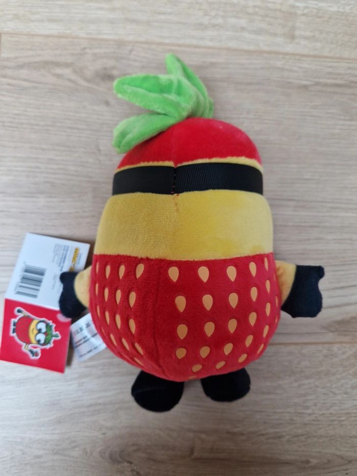 Peluche Minions Stawberry bob neuf - photo numéro 2