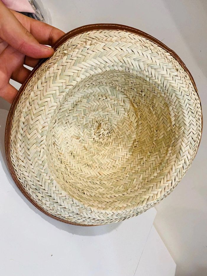 Un chapeau traditionnel en fibre de palmier tressé et vrai cuir marron pour enfant - photo numéro 3