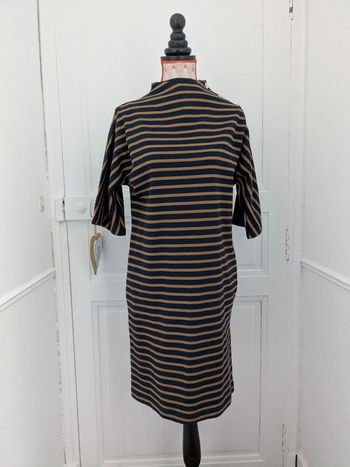 Robe marinière en jersey lourd version manches 3/4 rayures marine et caramel.