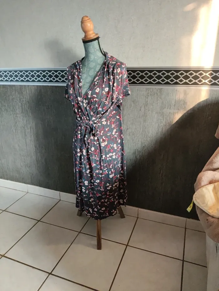 Robe taille 46/48 col v - photo numéro 3