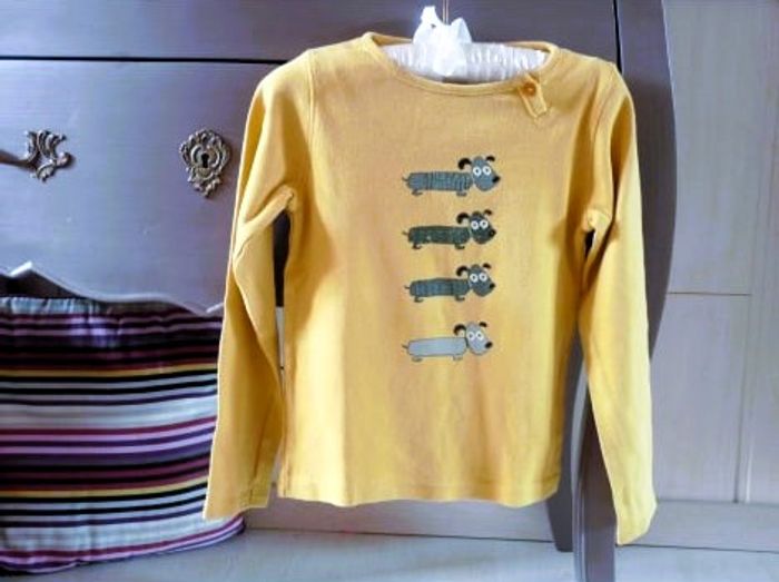 T-shirt Fille Okaidi 6 ans jaune moutarde motif chien TBE