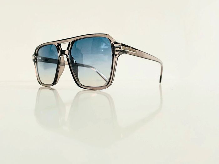 Lunette de soleil mixte grise transparente verres bleus dégradés UV protection catégorie 2 - photo numéro 8