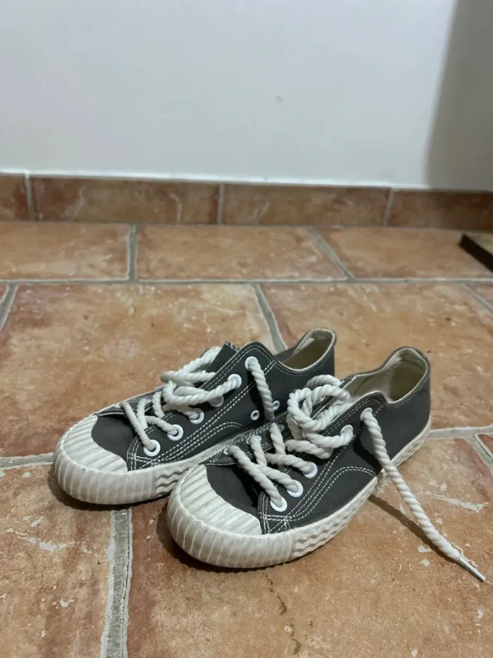 Baskets grises - photo numéro 3