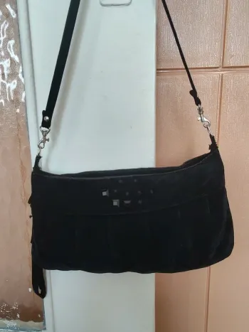 Pochette noire en Suédine