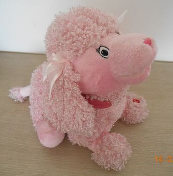 Peluche chien caniche qui chante