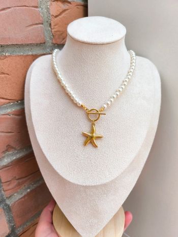 Collier en perles blanches et étoile de mer dorée