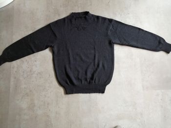 Pull noir avec broderie Tricoté à la machine