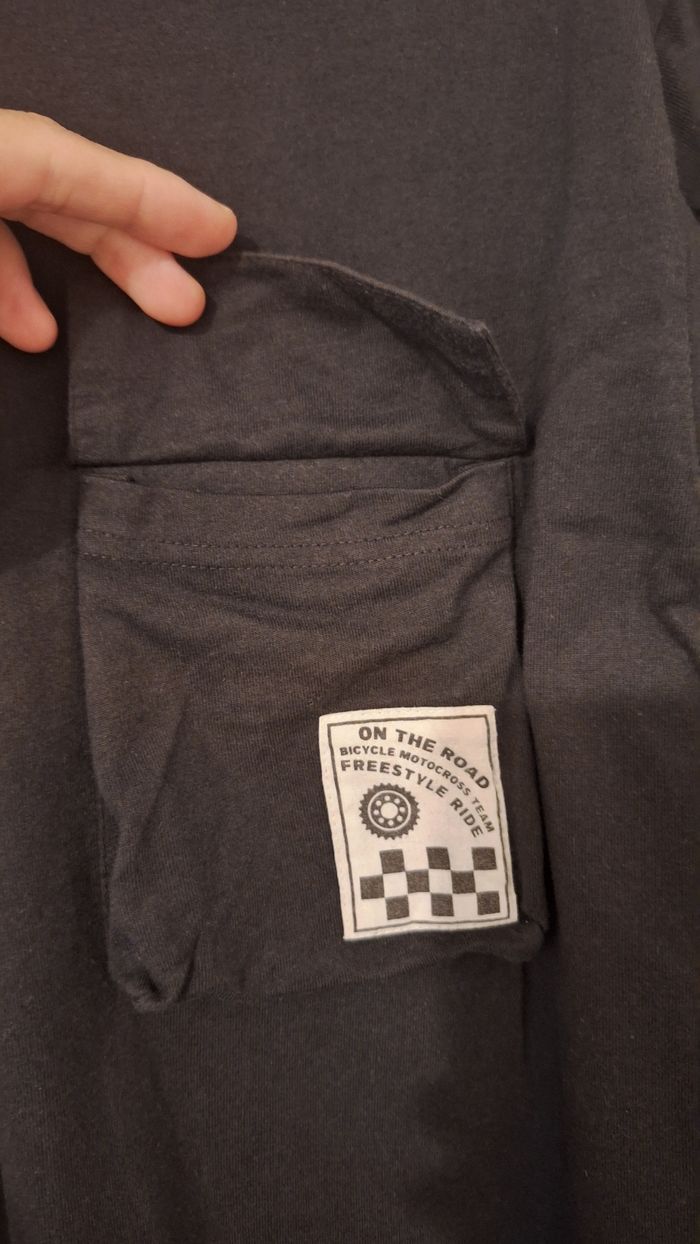 Tee-shirt manches longues casual noir avec poche à rabat - photo numéro 5