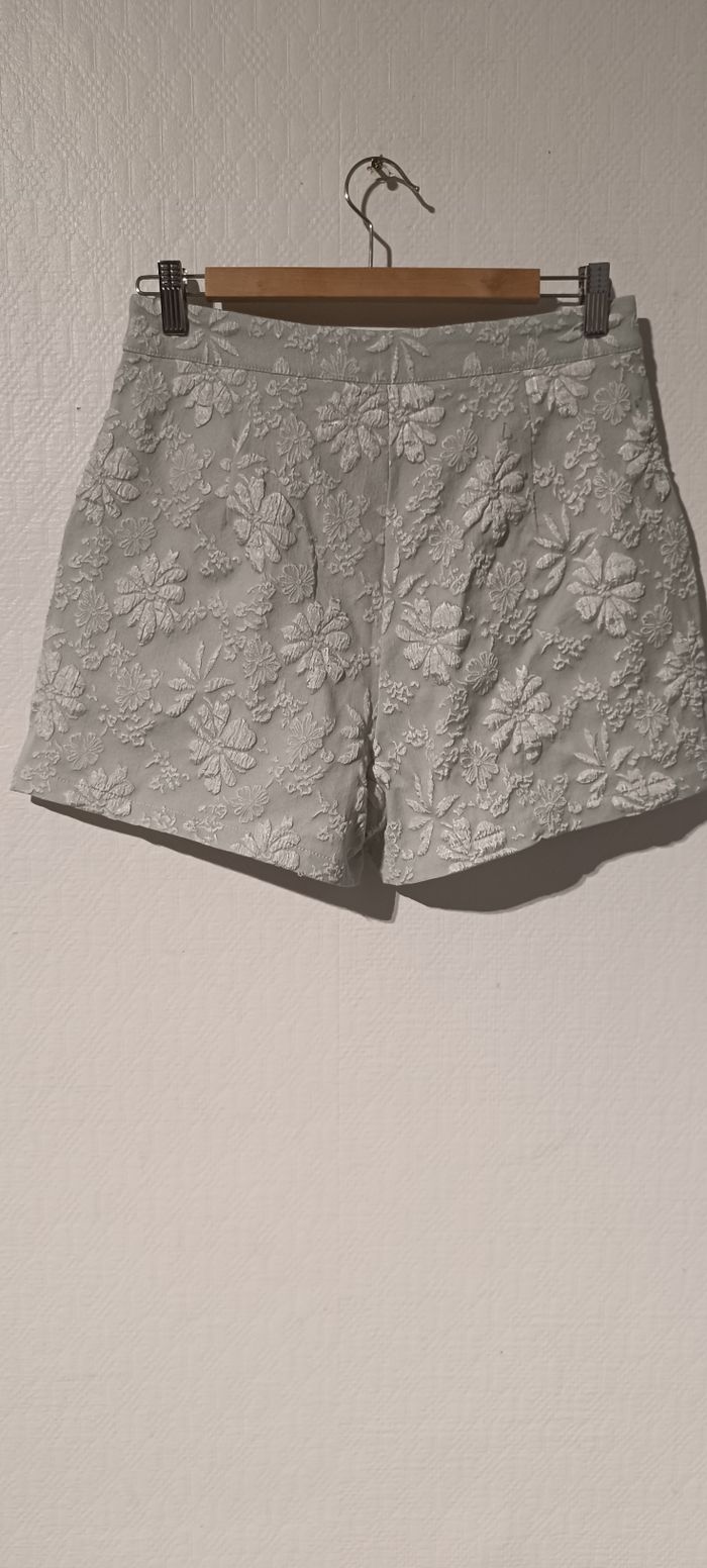 Short brodé fleuri texturé – couleur gris perle – Taille M - photo numéro 3